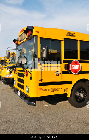 Vorder- und Seitenansicht Ansicht der gelbe amerikanische Schulbusse in Linie, USA geparkt. Stockfoto