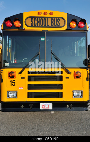 Vorderseite des gelben amerikanischen Schulbus leer und parkte. Stockfoto