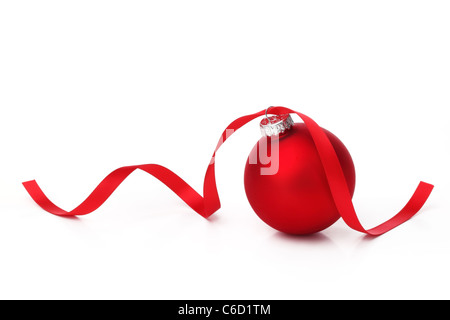 Rote Weihnachtskugel mit Band auf weißem Hintergrund. Stockfoto