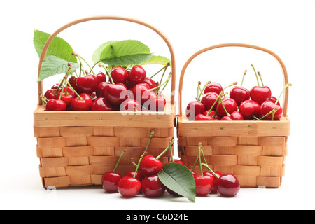 Korb mit süßen Kirschen isoliert auf weißem Hintergrund. Stockfoto