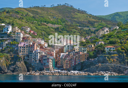 Die Cinque Terre Dorf von Riomaggiore aus eine Fähre auf das ligurische Meer. Stockfoto