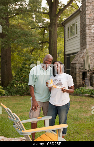 Afrikanische amerikanische paar Malerei Stuhl im Hinterhof Stockfoto