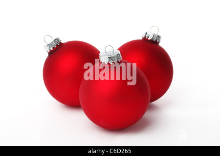 Rote Weihnachtskugeln auf weißem Hintergrund. Stockfoto