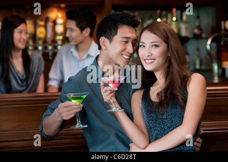 Paar genießt Cocktails zusammen Stockfoto