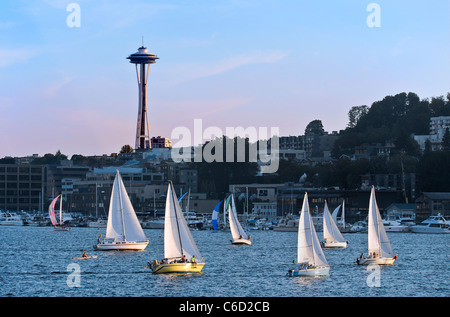 Ente-Dodge-Segelboot-Rennen auf Lake Union mit der Space Needle im Hintergrund, Seattle, Washington, USA Stockfoto