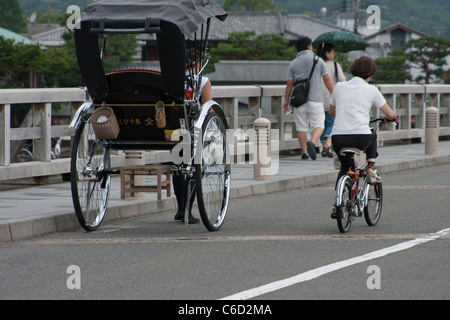 Rückenschuss des Mannes, der Rikscha in Kyoto Japan zieht Stockfoto