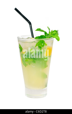 Mojito Caipirina cocktail mit frischer Minze Blätter, Yerba Buena, mit Kalk und schwarzen Stroh isoliert auf weißem Hintergrund Stockfoto