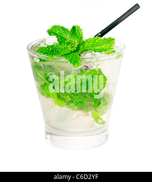 Mojito Caipirina cocktail mit frischer Minze Blätter, Yerba Buena, mit Kalk und schwarzen Stroh isoliert auf weißem Hintergrund Stockfoto