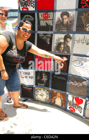 TWILIGHT-FANS beginnen CAMPING für LOS ANGELES PREMIERE eingefleischte TWILIGHT-Fans das Nokia Plaza L.A. Live in Los geworden Stockfoto