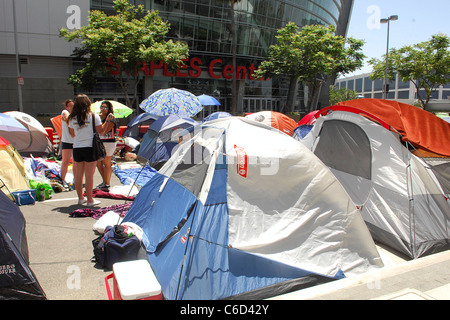 TWILIGHT-FANS beginnen CAMPING für LOS ANGELES PREMIERE eingefleischte TWILIGHT-Fans das Nokia Plaza L.A. Live in Los geworden Stockfoto