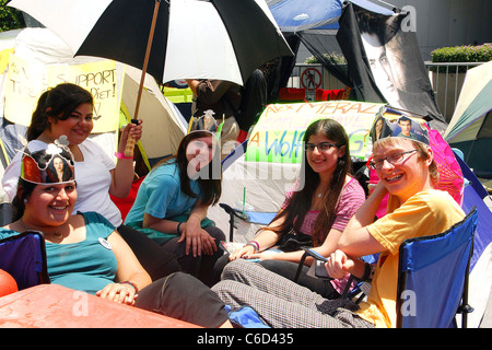 TWILIGHT-FANS beginnen CAMPING für LOS ANGELES PREMIERE eingefleischte TWILIGHT-Fans das Nokia Plaza L.A. Live in Los geworden Stockfoto