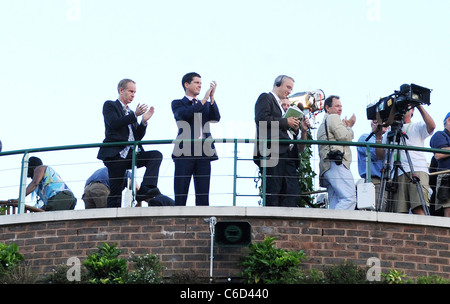 John McEnroe und Tim Henman vor der Partie zwischen Nicolas Mahut Frankreichs und John Isner von Tampa, Florida, während die Stockfoto