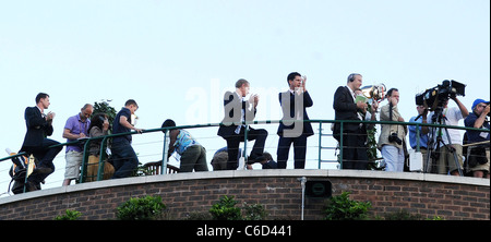 John McEnroe und Tim Henman vor der Partie zwischen Nicolas Mahut Frankreichs und John Isner von Tampa, Florida, während die Stockfoto