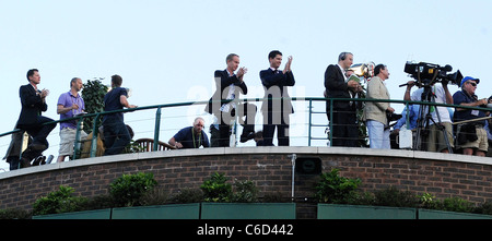 John McEnroe und Tim Henman vor der Partie zwischen Nicolas Mahut Frankreichs und John Isner von Tampa, Florida, während die Stockfoto