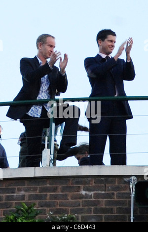 John McEnroe und Tim Henman vor der Partie zwischen Nicolas Mahut Frankreichs und John Isner von Tampa, Florida, während die Stockfoto
