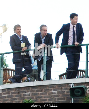 John McEnroe und Tim Henman vor der Partie zwischen Nicolas Mahut Frankreichs und John Isner von Tampa, Florida, während die Stockfoto