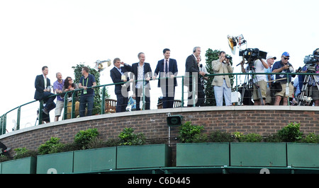 John McEnroe und Tim Henman vor der Partie zwischen Nicolas Mahut Frankreichs und John Isner von Tampa, Florida, während die Stockfoto