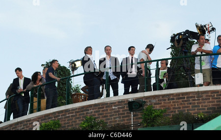 John McEnroe und Tim Henman vor der Partie zwischen Nicolas Mahut Frankreichs und John Isner von Tampa, Florida, während die Stockfoto