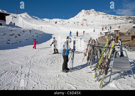 Skifahrer bin Tuxer Fernerhaus 2660 Meter, Hintertux, Skifahrer am Tuxer Ferner Haus, Stockfoto