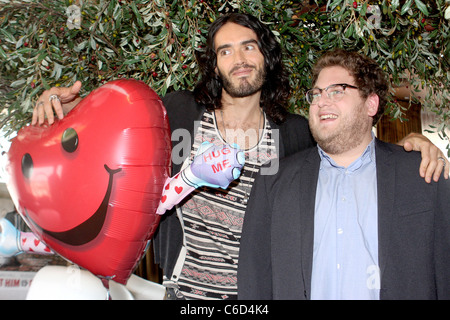 Russell Brand und Jonah Hill besuchen ein Photocall "Bekommen ihn, The Greek" im Hotel Okura zu fördern. Marke hält ein Herz Stockfoto