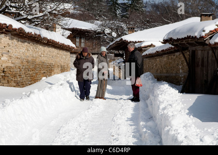 Dorfbewohner in Zheravna im winter Stockfoto