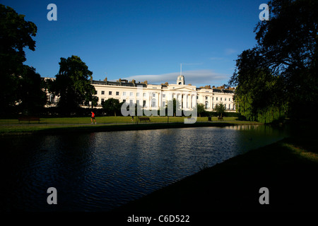 Blick über den See mit Booten im Regents Park nach Cornwall Terrasse, Marylebone, London, UK Stockfoto