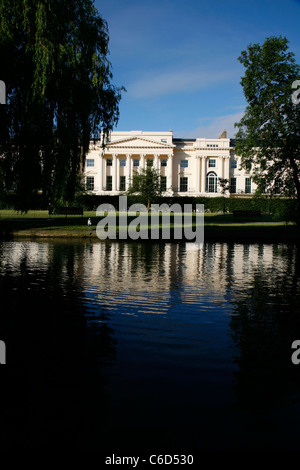 Blick über den See mit Booten im Regents Park nach Cornwall Terrasse, Marylebone, London, UK Stockfoto