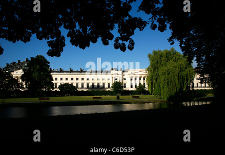 Blick über den See mit Booten im Regents Park nach Cornwall Terrasse, Marylebone, London, UK Stockfoto