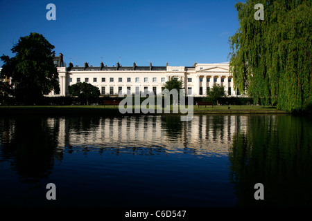 Blick über den See mit Booten im Regents Park nach Cornwall Terrasse, Marylebone, London, UK Stockfoto