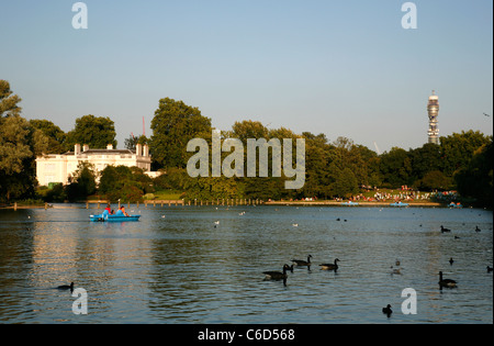 Blick über den See mit Booten im Regents Park, die Holme und Telecom Tower, London, UK Stockfoto