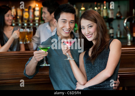 Paar genießt Cocktails zusammen Stockfoto