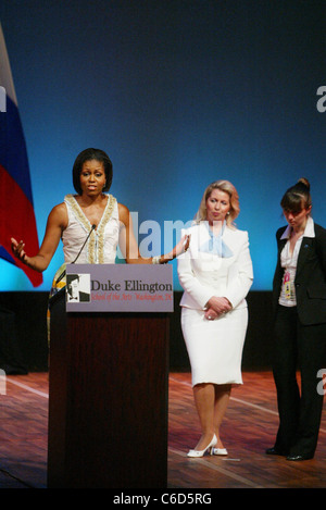 First Lady Michelle Obama und First Lady of Russia Frau Svetlana Medvedeva Duke Ellington School of the Arts zu besuchen Stockfoto