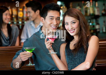 Paar genießt Cocktails zusammen Stockfoto