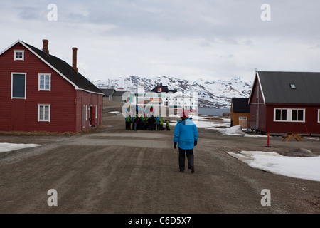 Chinesische Touristen besuchen die internationale wissenschaftliche Forschung in Ny Alesund, Svalbard. Stockfoto