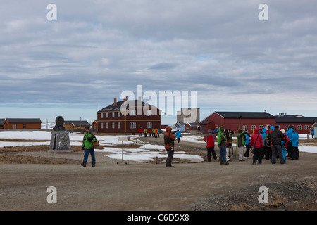 Chinesische Touristen besuchen die internationale wissenschaftliche Forschung in Ny Alesund, Svalbard. Stockfoto