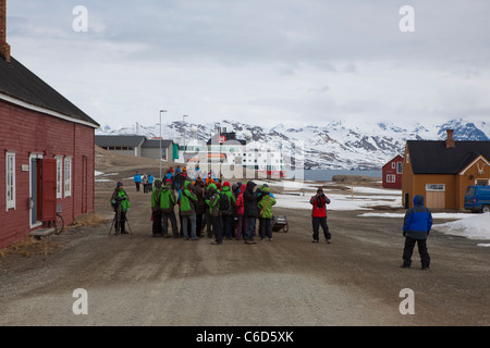 Chinesische Touristen besuchen die internationale wissenschaftliche Forschung in Ny Alesund, Svalbard. Stockfoto