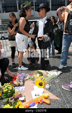 Fans sammeln Michael Jacksons Stern auf dem Hollywood Walk of Fame am 1. Jahrestag seines Todes Los Angeles, USA- Stockfoto