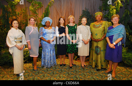 Frau Nabuko Kan, Ehefrau des japanischen Ministerpräsidenten Naoto Kan, Frau Svetlana Medvedeva, Ehefrau des russischen Präsidenten Dmitry Medvedev, Stockfoto