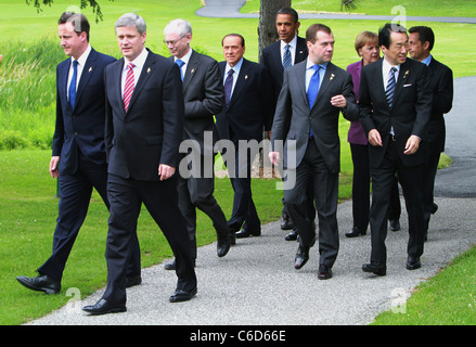 Premierminister von Kanada Stephen Harper (zweiter von links) führt andere G8-Führer einen Weg für die Staats-und Regierungschefs der Gruppe darstellen Stockfoto