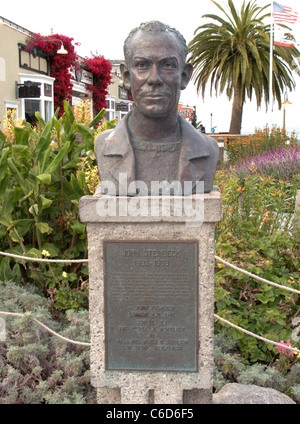 Statue von lokalen Autor John Steinbeck entlang Cannery Row in Monterey, Kalifornien Stockfoto