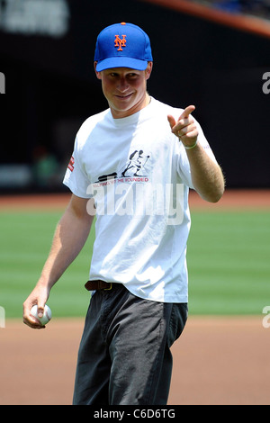 Prinz Harry wirft die erste Seillänge bei den New York Mets Vs Minnesota Twins Baseballspiel im Citi Field New York City, USA statt Stockfoto