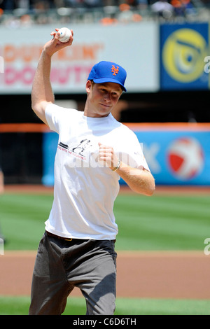 Prinz Harry wirft die erste Seillänge bei den New York Mets Vs Minnesota Twins Baseballspiel im Citi Field New York City, USA statt Stockfoto