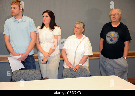 Gary Coleman Schwager Shawn Price zusammen mit seiner Freundin, Mutter und Vater Dale Price an eine Pressekonferenz teilnehmen Stockfoto