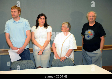 Gary Coleman Schwager Shawn Price zusammen mit seiner Freundin, Mutter und Vater Dale Price an eine Pressekonferenz teilnehmen Stockfoto