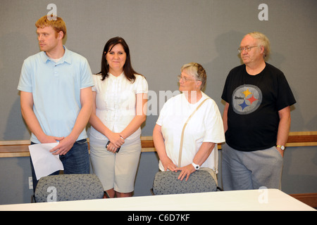 Gary Coleman Schwager Shawn Price zusammen mit seiner Freundin, Mutter und Vater Dale Price an eine Pressekonferenz teilnehmen Stockfoto