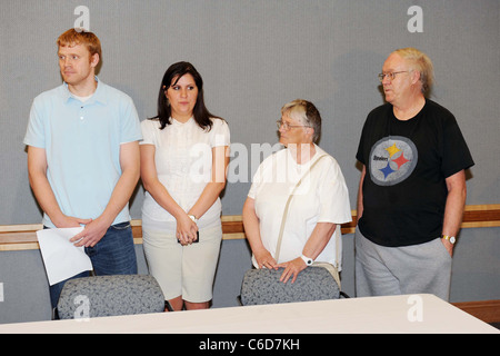 Gary Coleman Schwager Shawn Price zusammen mit seiner Freundin, Mutter und Vater Dale Price an eine Pressekonferenz teilnehmen Stockfoto