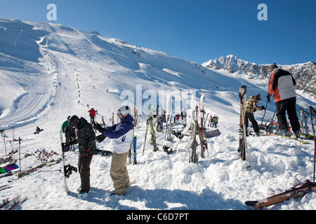 Skifahrer bin Hintertuxer Gletscher, Skifahrer am Hintertuxer Gletscher Stockfoto