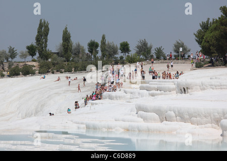 Touristen in Pamukkale, Türkei Stockfoto