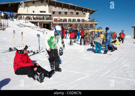 Skifahrer bin Hintertuxer Gletscher, Skifahrer am Hintertuxer Gletscher Stockfoto