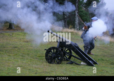 Mitglied der [Frasers Dragoner], ein 17. Jahrhundert Reenactment Gesellschaft, Abfeuern einer Kanone, Flamme vom Fass & Rauch aus der Beckenendlage Stockfoto